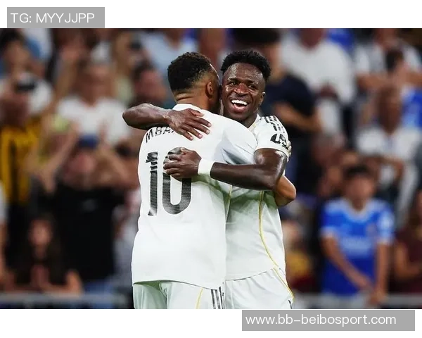 维尼修斯双响助力球队胜利分享伯纳乌的精彩时刻与球迷共庆