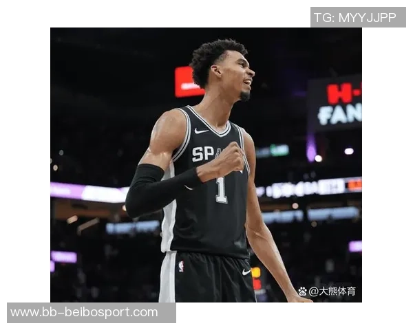 森林狼新赛季备战热情高涨爱德华兹迪文里德训练照展笑颜