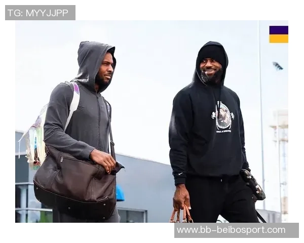 季前赛迎战湖人太阳队晒出布克马威帅气登机照引发关注