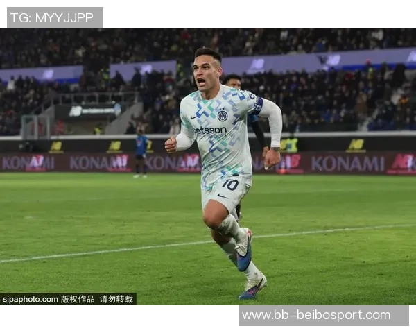 国米主场球迷为J马丁内斯加油助威助其走出车祸阴影重返赛场